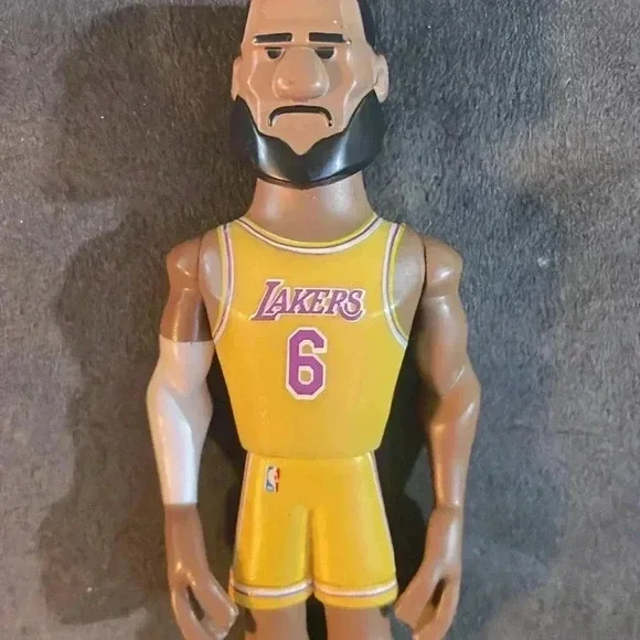 Funko 2021 LeBron James lakers action figure - Picture 3 of 7
